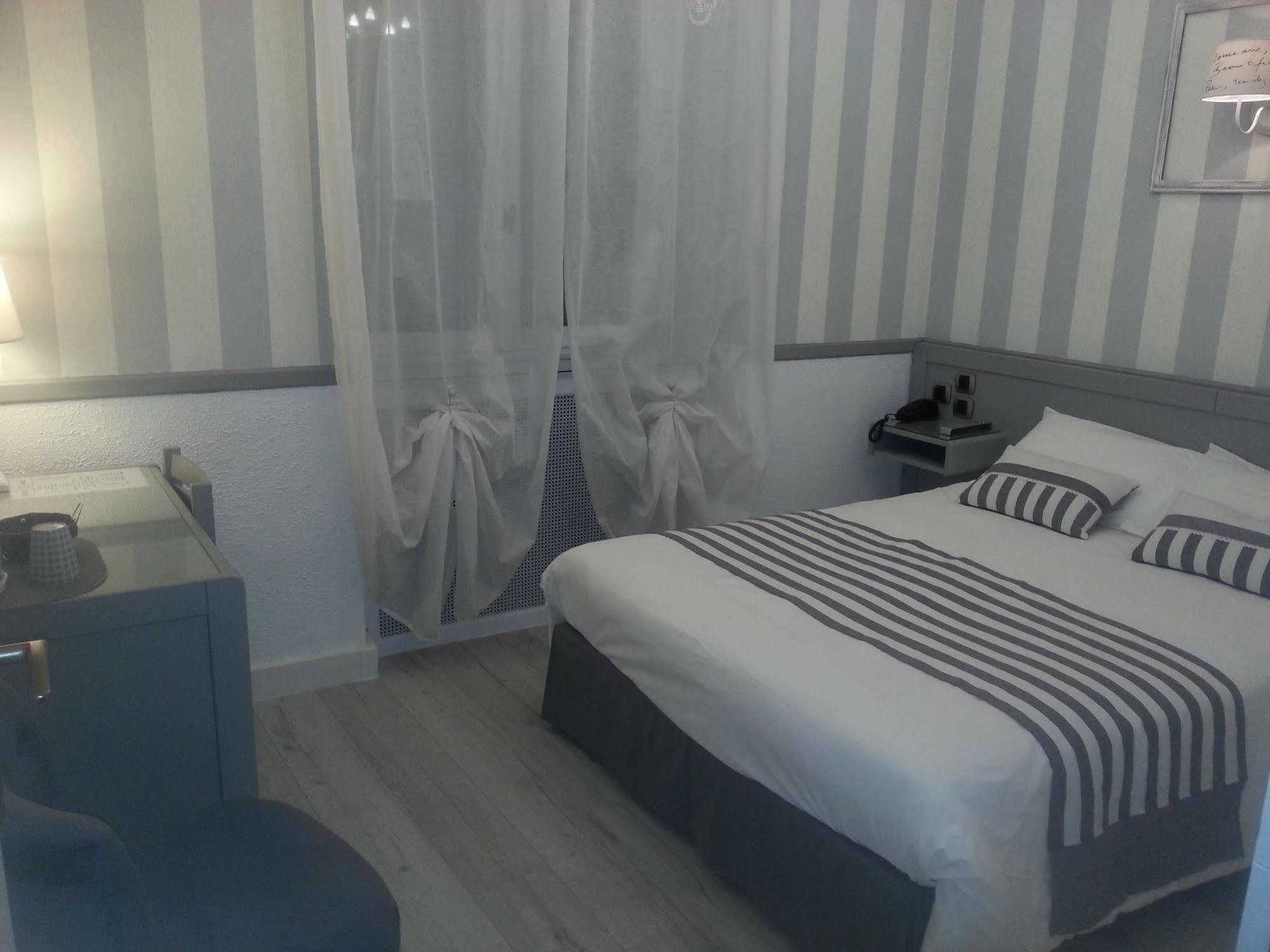 Contact Hotel Limoges - Hotel Des Deux Moulins Exteriör bild